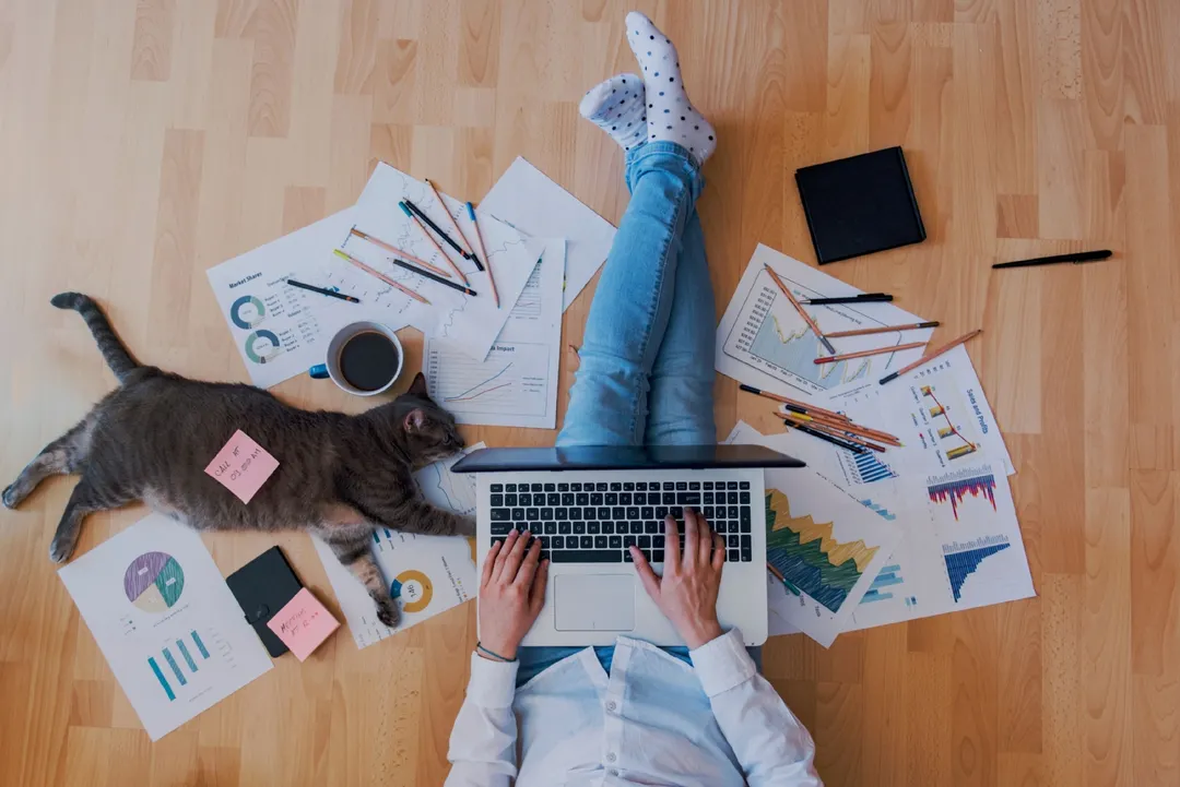 El trabajo remoto es una de las condiciones más buscadas por los jóvenes. 