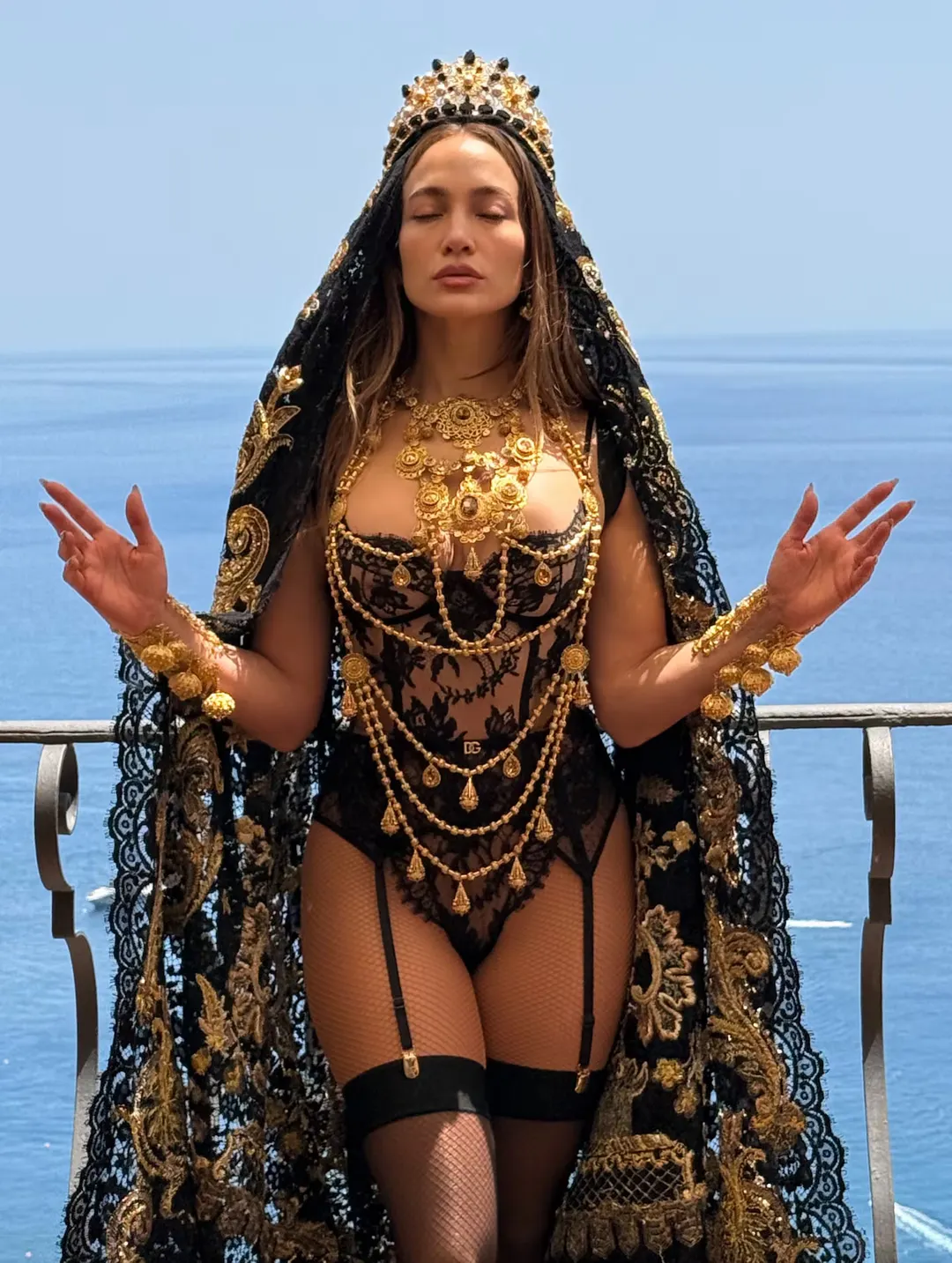 Jennifer López y su look para el desfile de Dolce & Gabbana.