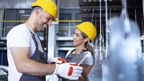 El problema no es trabajar más horas, sino hacerlo con menos claridad y más fricción.