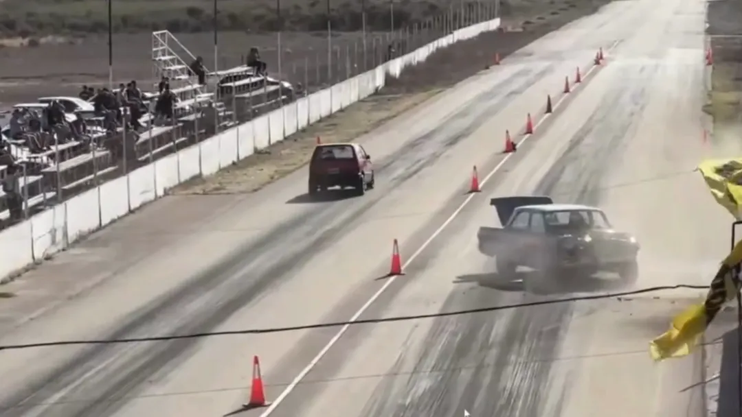 El hecho ocurrió en en Las Picadas de Lavalle, luego de que un Chevrolet 400 perdiera el control e impactara de lleno contra un muro que separaba la pista del público.