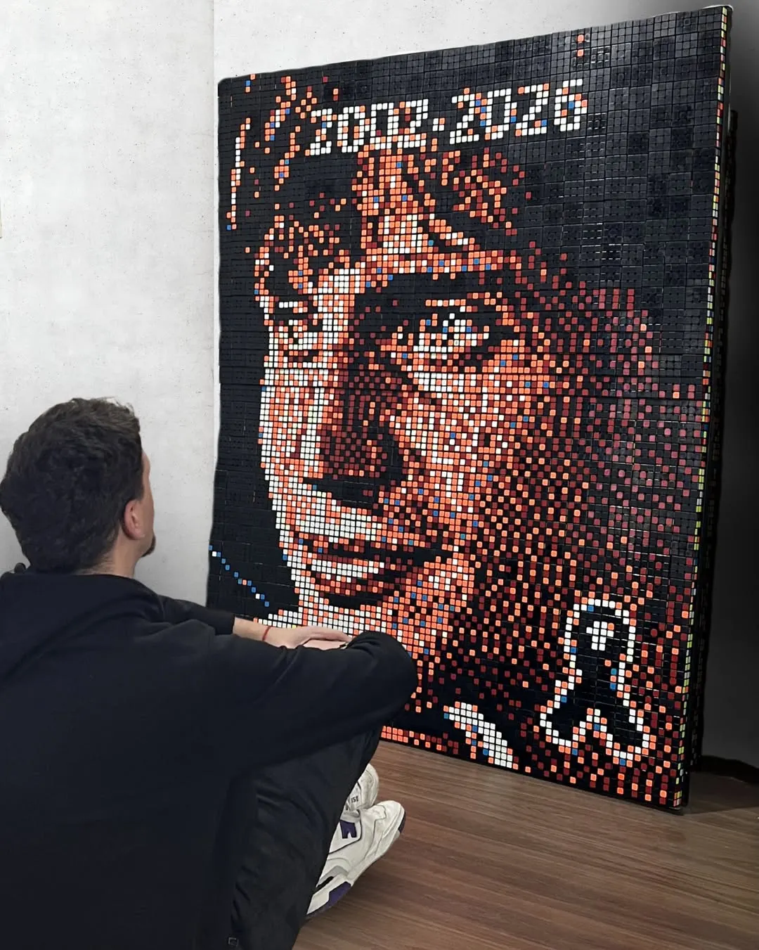 La obra de arte terminada: el rostro de Gaspi en mil cubos de Rubik.