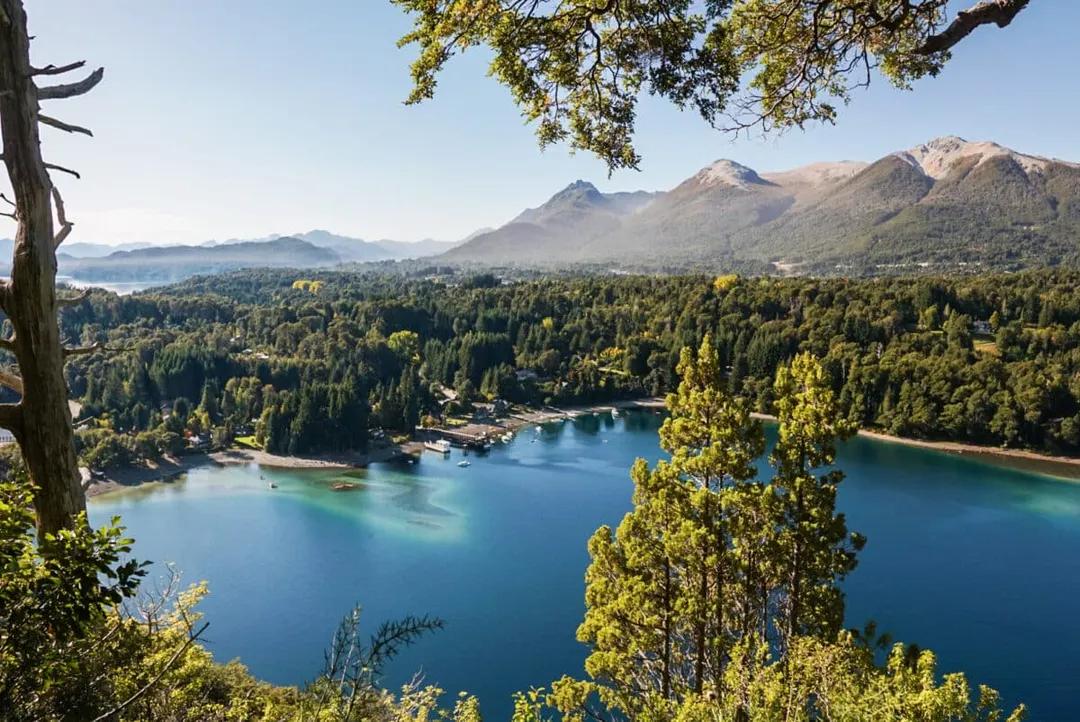 El “Jardín de la Patagonia” despliega en septiembre senderos floridos y un entorno natural perfecto para descansar.