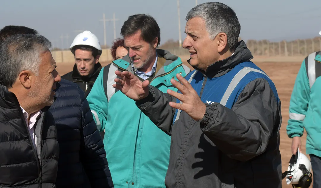 Horacio Marín, presidente y CEO de YPF, recorrió junto al gobernador Alfredo Cornejo el parque solar El Quemado.