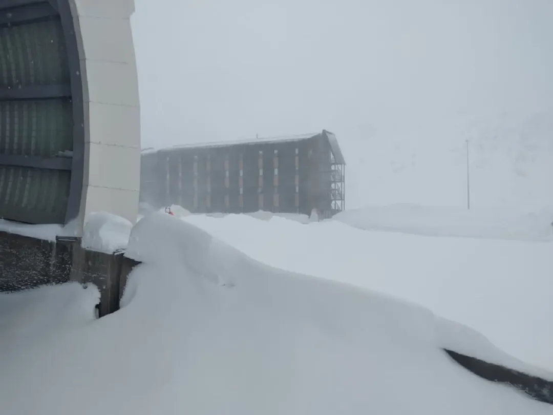 El paso a Chile se mantiene cerrado por las severas nevadas. Foto: Twitter @PasoCRMza