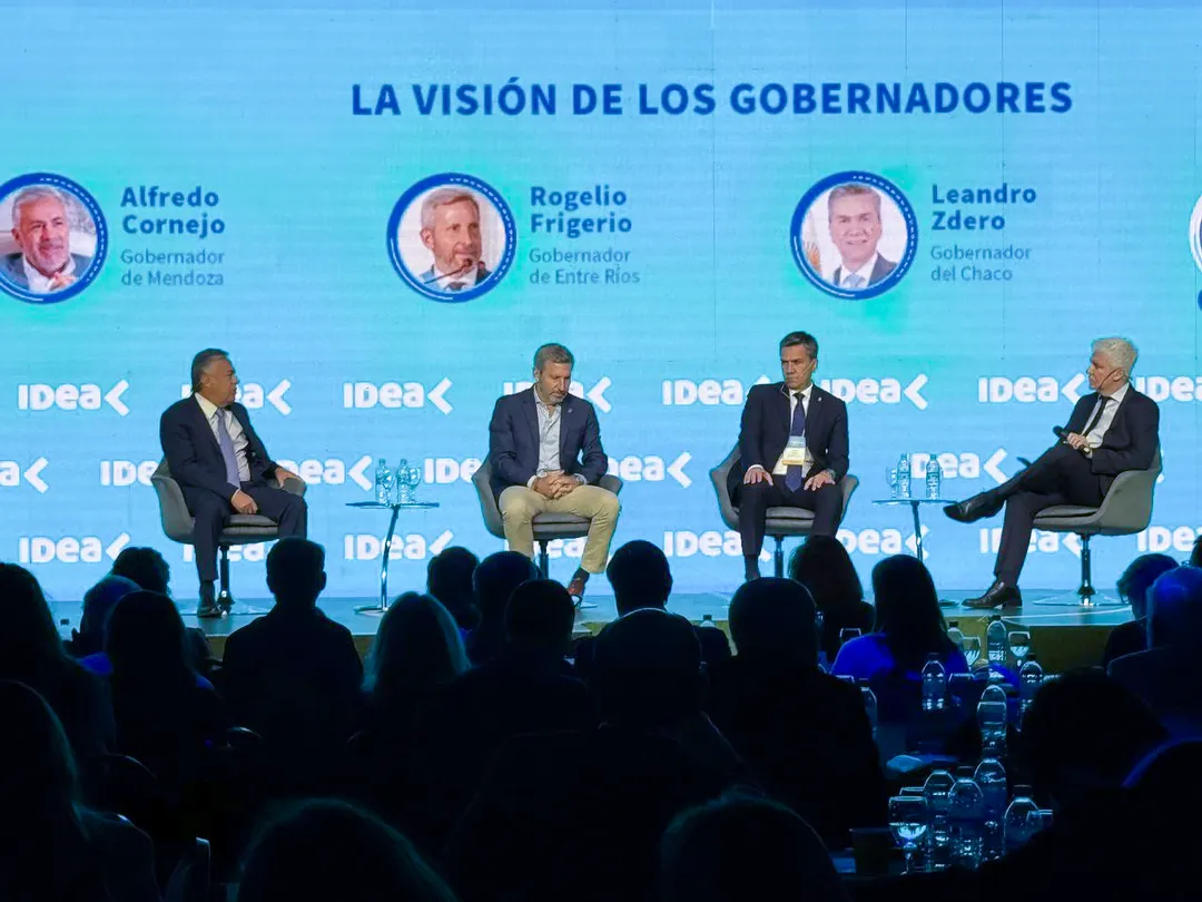 Los tres gobernadores que participaron del último día en el Coloquio IDEA. Foto: Prensa IDEA.