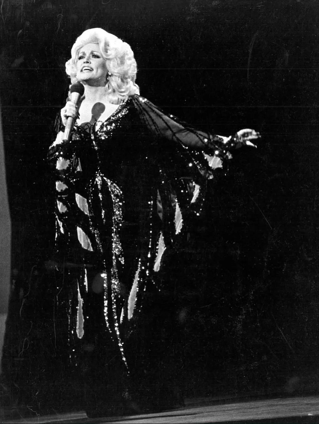 Dolly Parton vestida con uno de los grandes diseños de Bob Mackie.