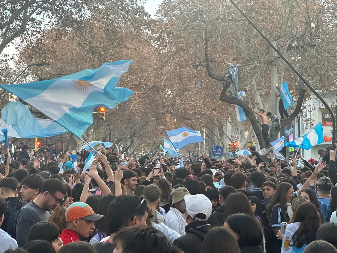 La Provincia busca prevenir incidentes durante la final con más policías, controles de ingreso y un seguimiento especial de los principales puntos de reunión.