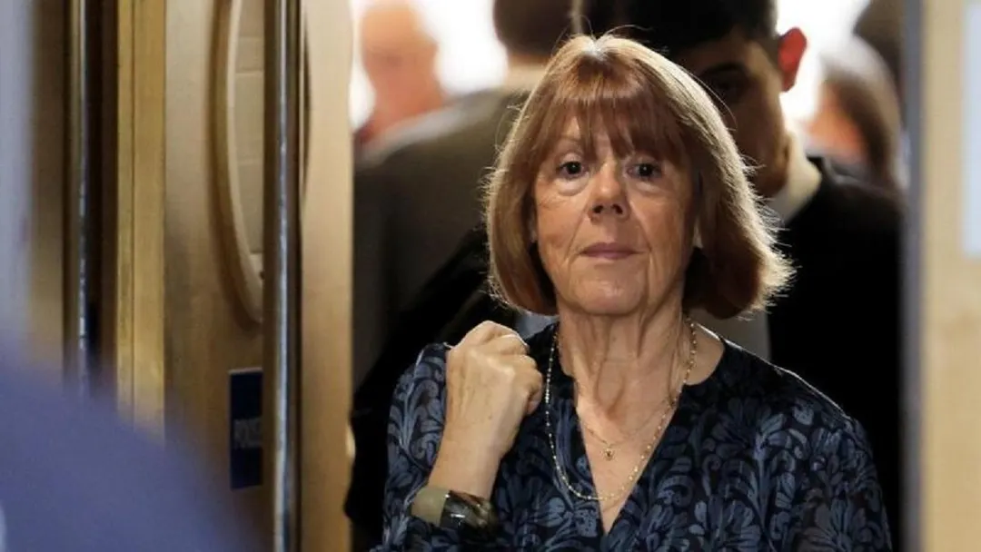 Gisèle Pelicot llega a la corte francesa para el juicio por violación masiva. Foto: EPA
