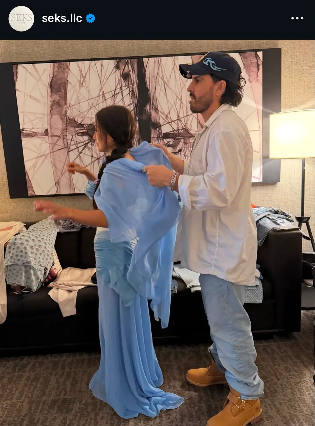El diseñador mendocino trabajando con su creación textil sobre el cuerpo de María Becerra.