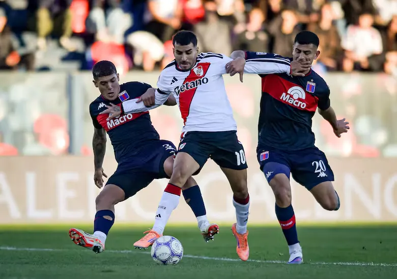 La AFA hizo un posteo con la foto del penal no sancionado a Correa en Tigre-River, pero luego lo borró.