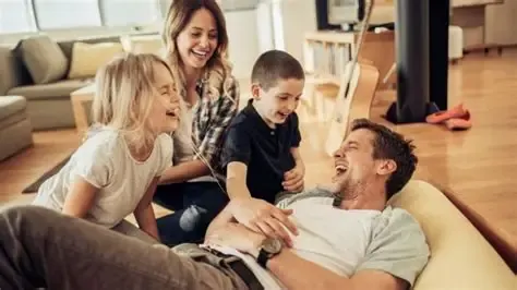 La familia cumple una función crítica alimentar el pensamiento crítico.