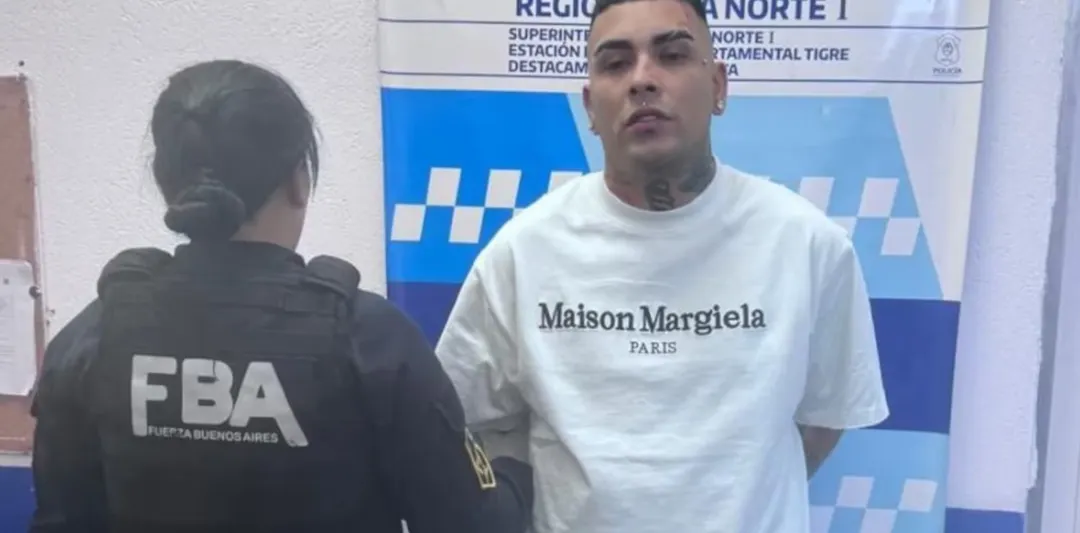 La Policía de la Provincia de Buenos Aires detuvo al cantante de RKT por tenencia ilegal de un arma.