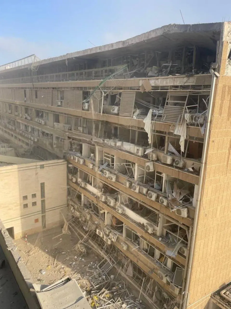 El hospital Soroka, en la localidad de Beer sheba en Israel, fue bombardeado por Irán este jueves. 