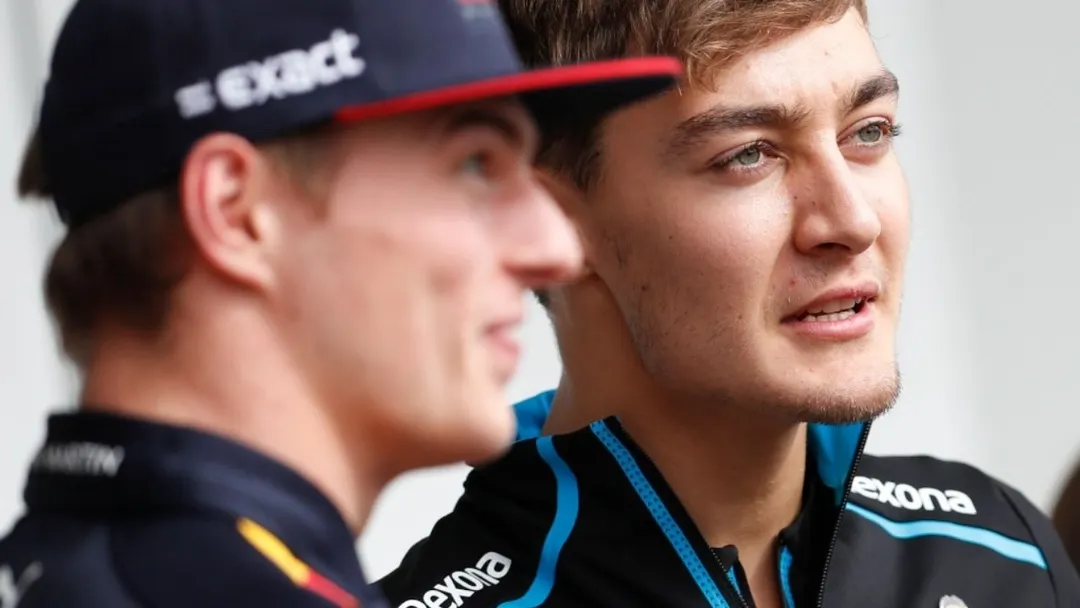 Max Verstappen (Red Bull) junto a George Russell (Mercedes). La Fórmula 1 analiza una medida para frenar las protestas