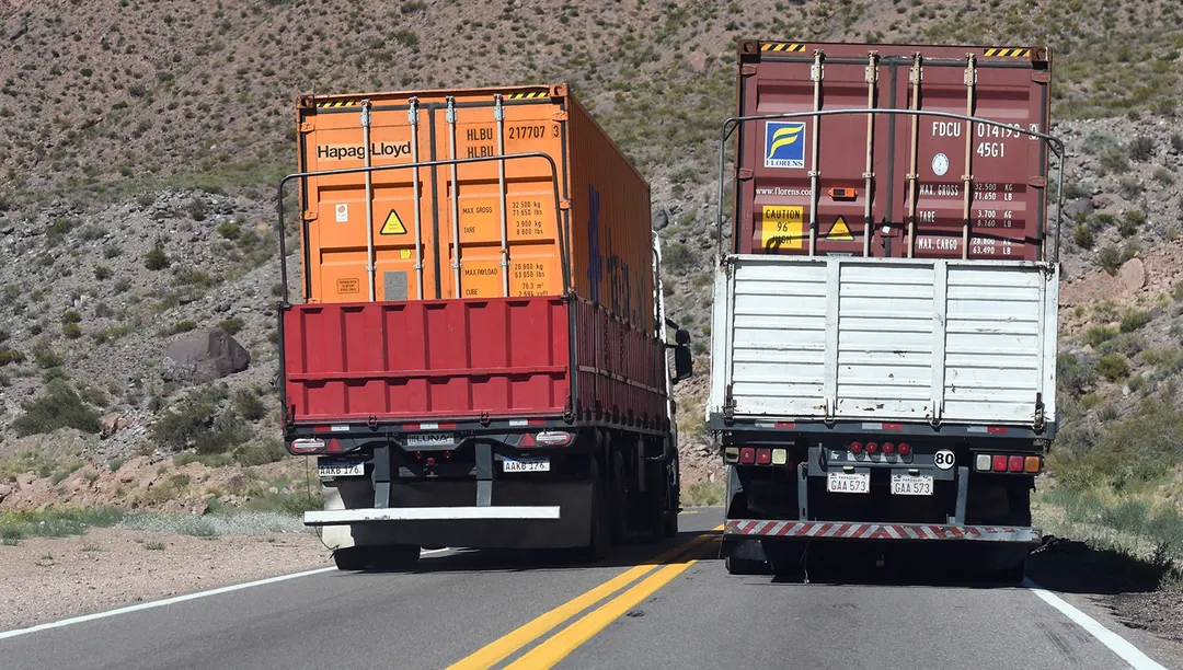 Adelantar en doble línea amarilla es una de las infracciones más comunes. 