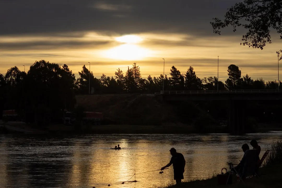 Las bardas y las islas del río forman parte de los escenarios más característicos de este pueblo pampeano.