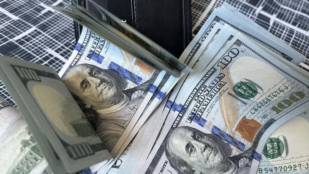 El dólar oficial sigue bajando este viernes.