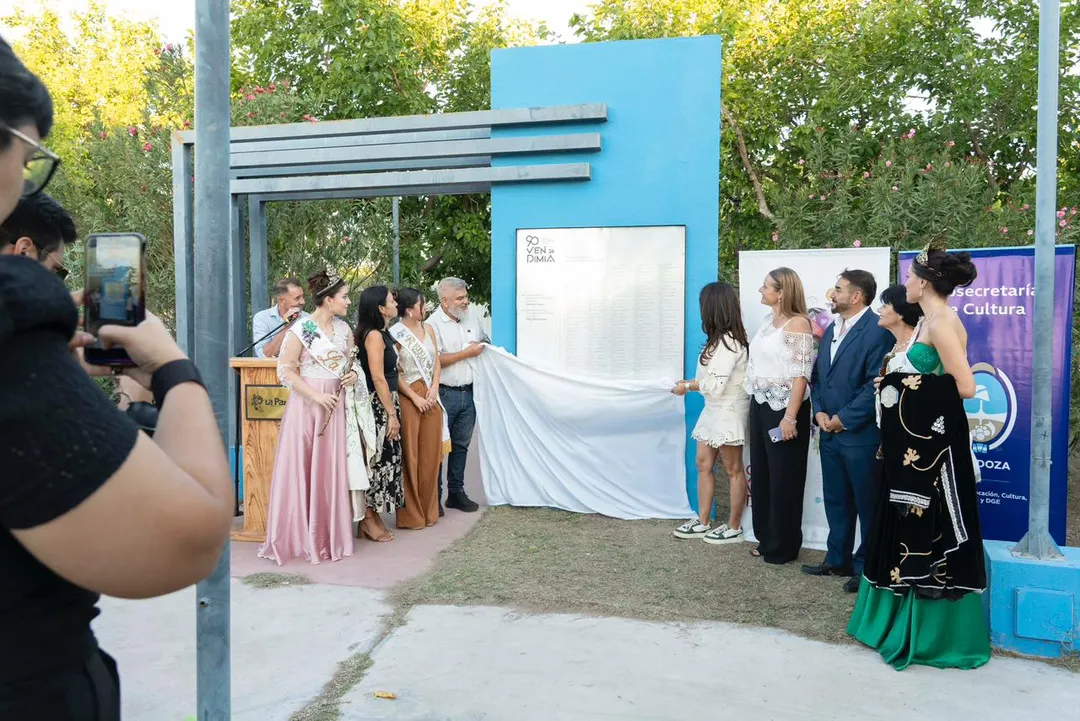 El momento en que se descubría la placa conmemorativa.