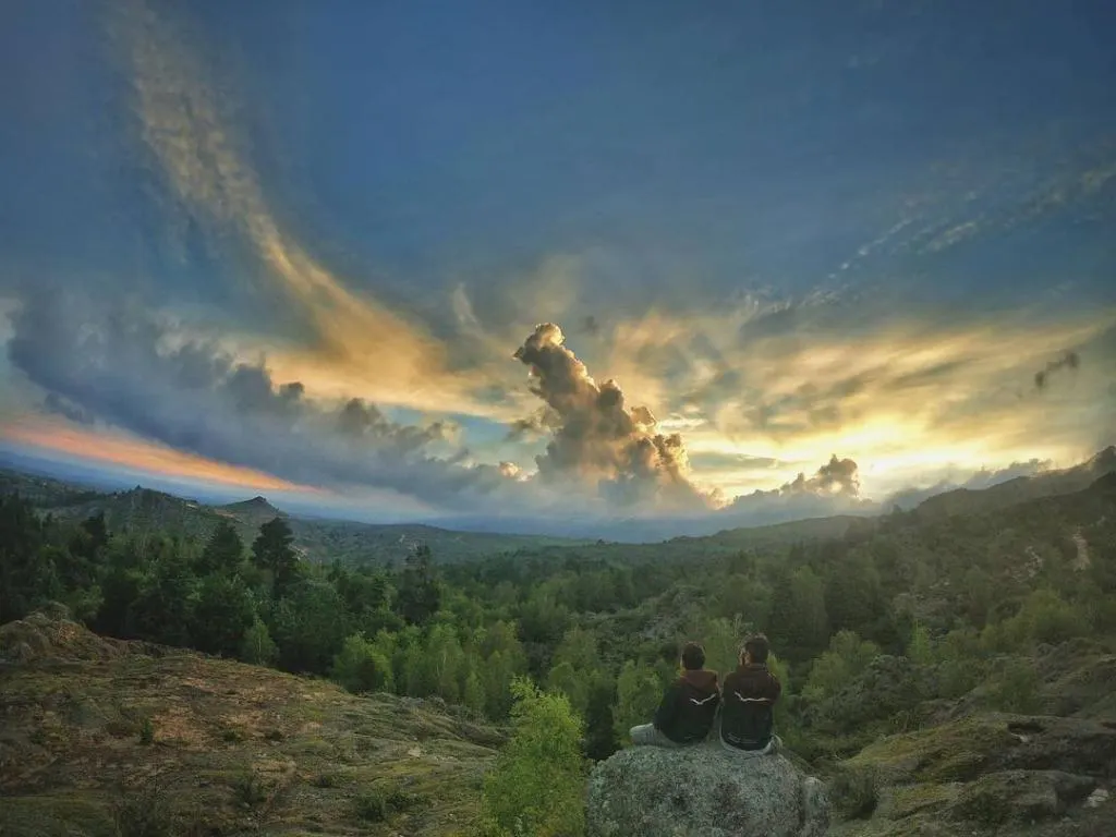 Los bosques de pinos rodean al pueblo y forman parte del comienzo de la ruta clásica de ascenso al Champaquí.