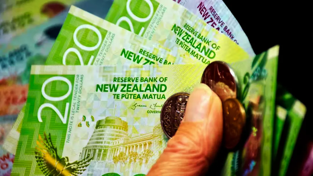 Los billetes de dólar neozelandés (NZD),  son mundialmente reconocidos por su elegancia, colores vibrantes y sofisticada tecnología. Fabricados en polímero (plástico flexible) desde 1999, combinan a la perfección la cultura maorí, la fauna endémica y ventanas transparentes de alta seguridad.