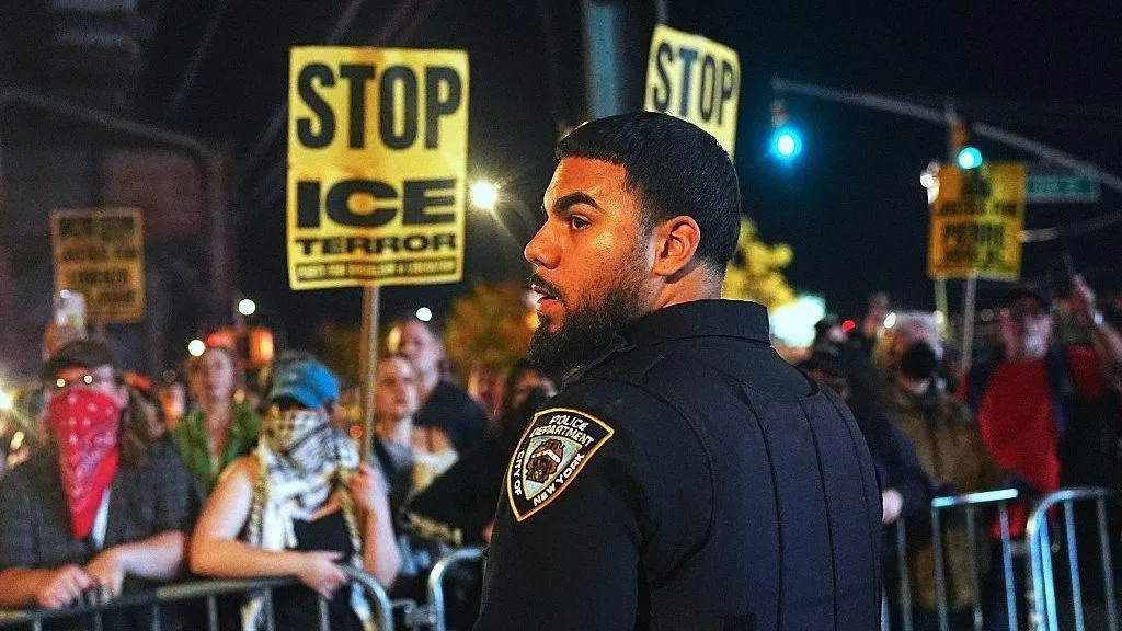 Manifestantes se reúnen después de que un agente de Inmigración y Control de Aduanas (ICE) disparara a un hombre mientras estaba sentado en un auto con un niño dentro, el 8 de octubre de 2026, en la ciudad de Nueva York, EE.&nbsp;UU. (Foto de Selcuk Acar/Anadolu vía Getty Images)
