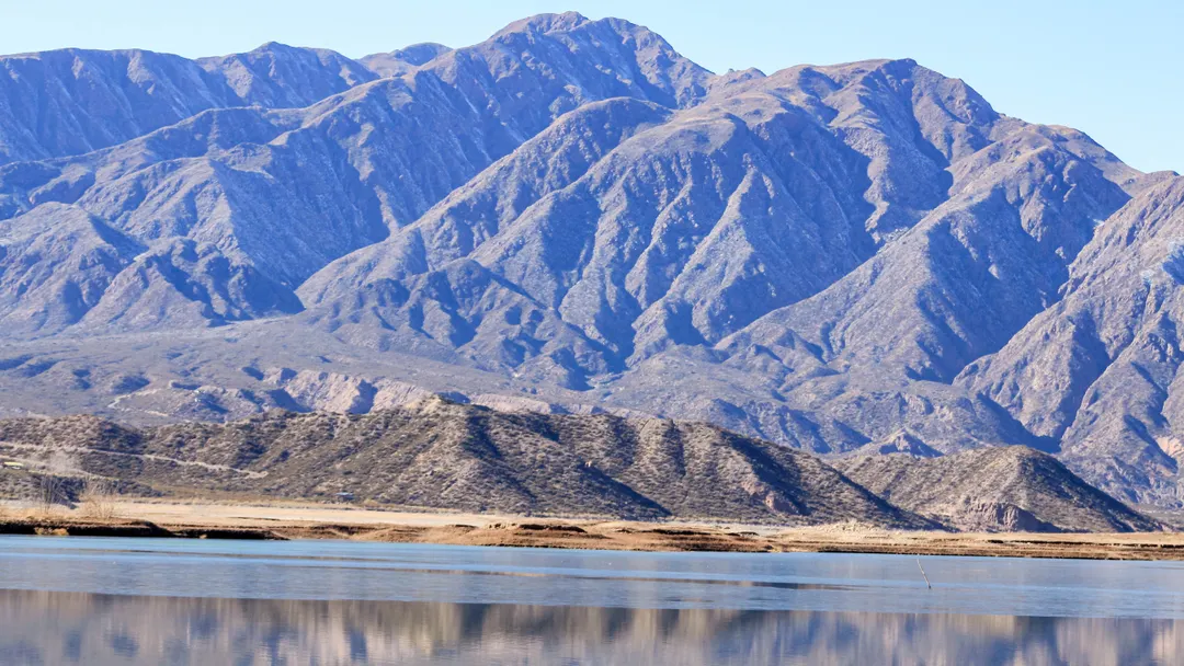 El dique Potrerillos, rodeado por la Cordillera de los Andes, es uno de los destinos más elegidos para disfrutar del invierno a pocos kilómetros de la Ciudad de Mendoza.  