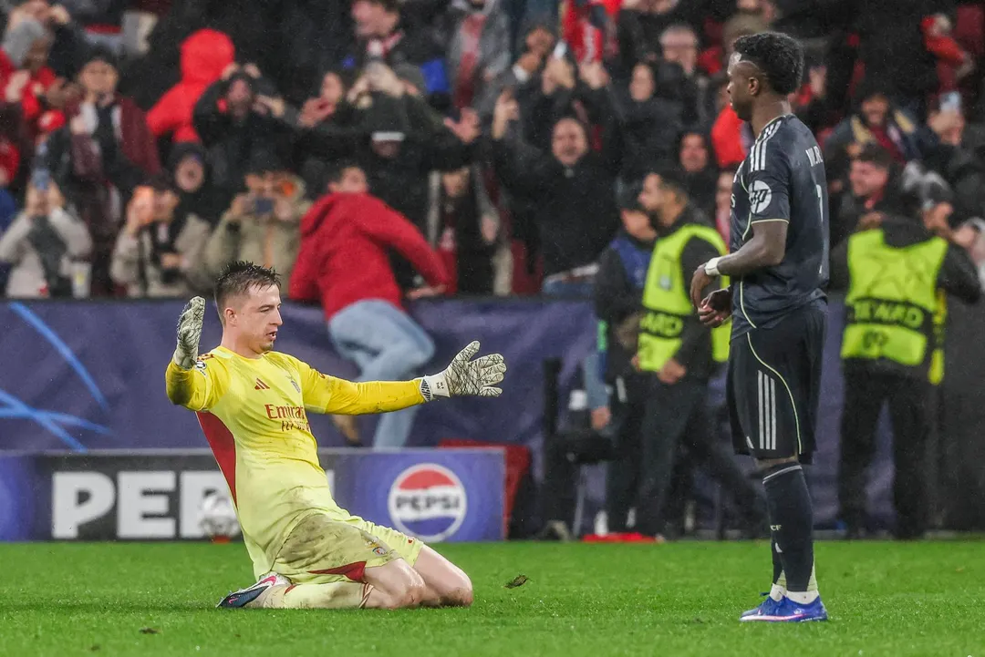 En la última jugada de Benfica-Real Madrid, Anatoliy Trubin, el arquero de Benfica, puso el 4-2 que le dio la clasificación a los portugueses.