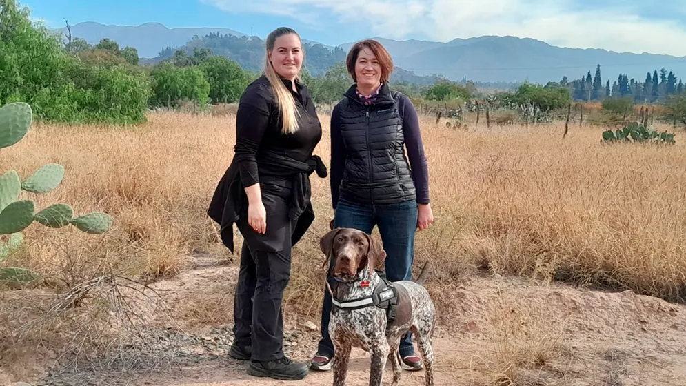 Nadia Esplugas Muñoz, Mariella Superina y Roy, el perro rastreador.