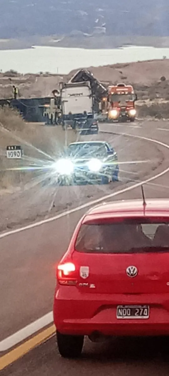 La impactante imagen del camión tendido sobre la Ruta 7 y el dique Potrerillos de fondo.