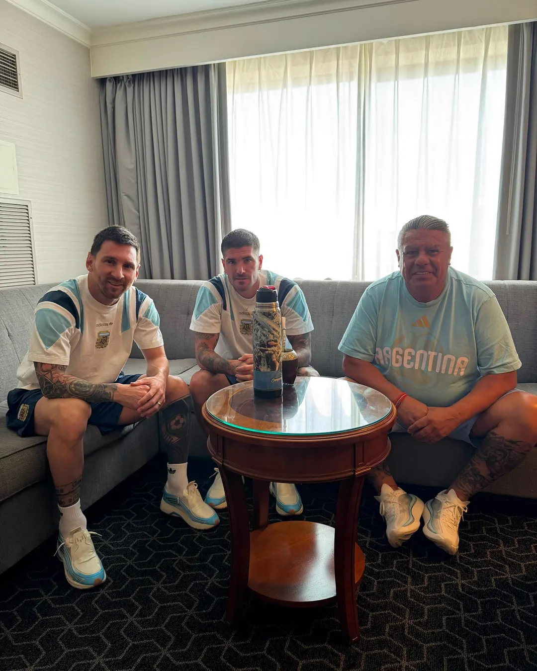 Claudio Tapia volvió a compartir mates con Lionel Messi y Rodrigo De Paul antes de un partido de la Selección argentina..