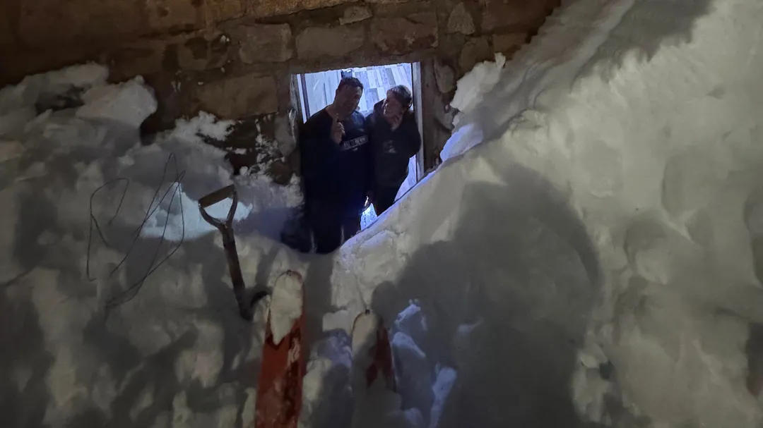 Los vecinos de Puente del Inca todos los días se levantan con la pala en la mano para sacar nieve. 