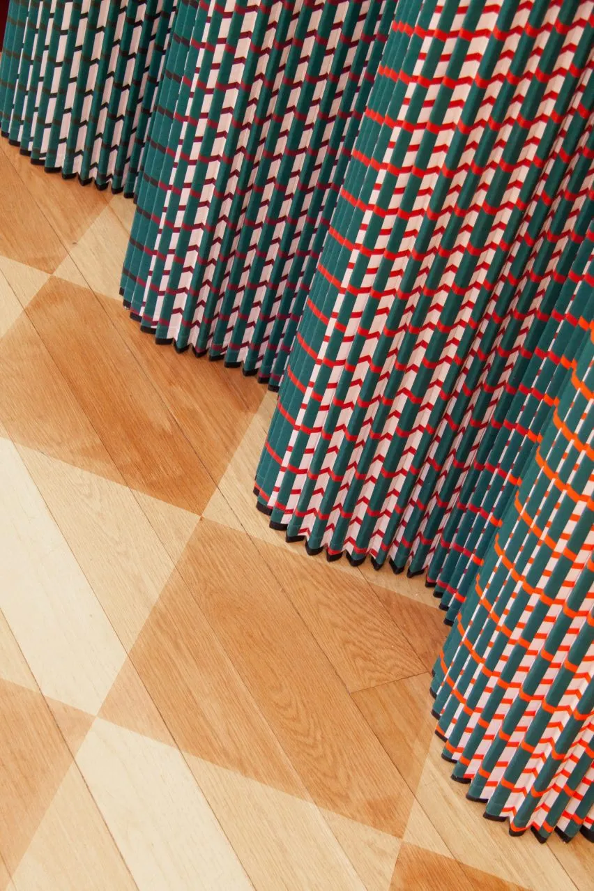 La técnica del plisado es un método de manipulación textil que consiste en doblar la tela en pliegues para aportar volumen, textura y movimiento a la superficie de la tela. Créditos: dezeen.com.
