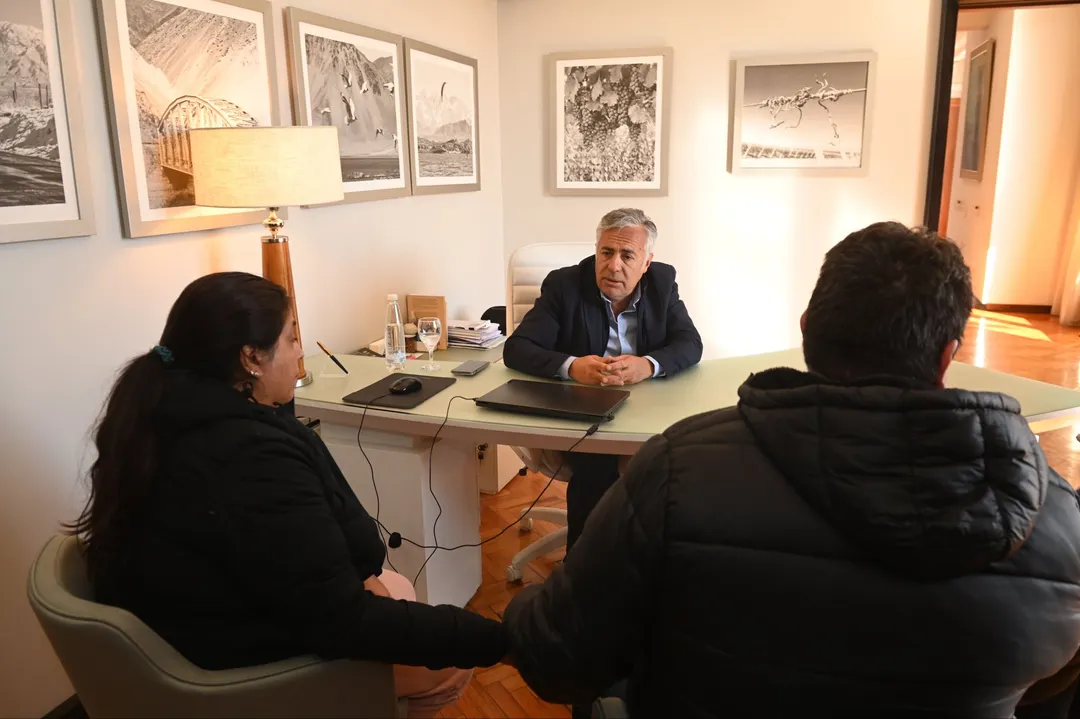 La familia de Alan Villouta fue recibida por Alfredo Cornejo y Alejandro Gullé en Casa de Gobierno. 