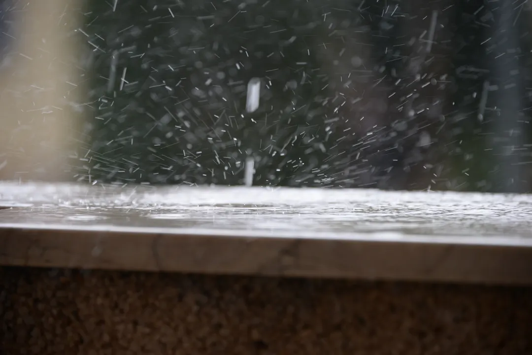 El clima mantiene lluvias y rachas de viento fuerte en distintas regiones de México.
