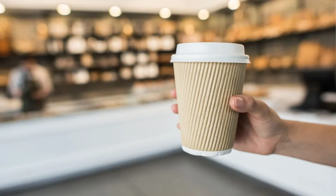 Un café puede parecer un gasto menor, pero repetido durante 20 días laborales pueden convertirse en una cifra importante.