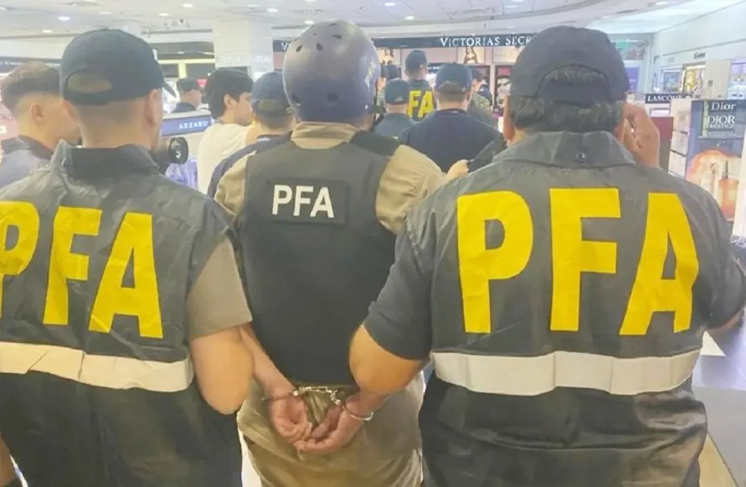 INTERPOL Caracas confirmó que el detenido cuenta con una causa por portación ilegítima de arma de fuego y otra por homicidio.