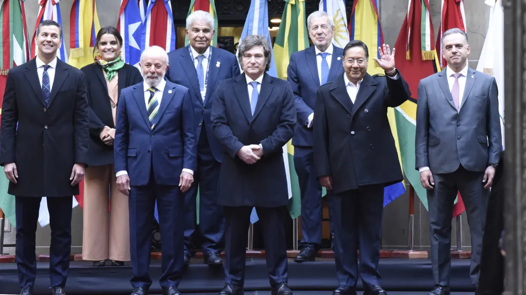 Javier Milei y Lula en la cumbre del Mercosur de Buenos Aires.
