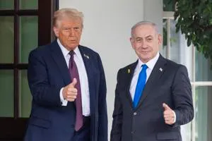 Donald Trump sabe que Benjamín Netanyahu soporta severos cargos en Israel. Foto Efe