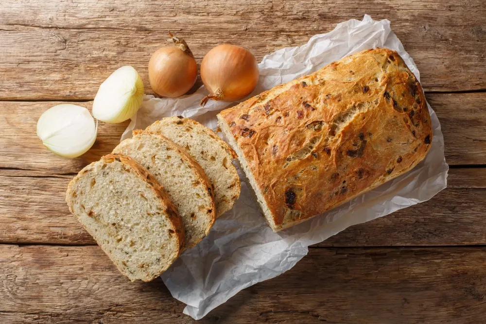 La receta de pan de cebolla es un clásico de panaderías argentinas y se sirve tanto en meriendas como en comidas familiares.