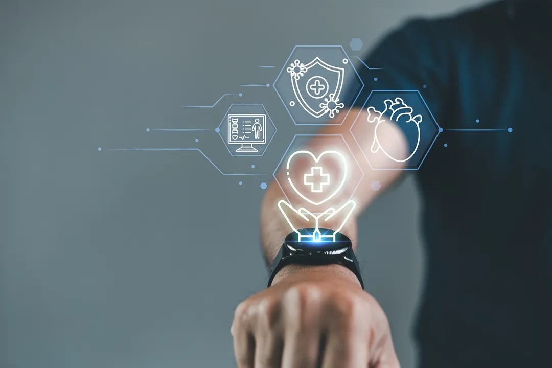 Los relojes inteligentes de 2026 integran sensores ópticos capaces de medir la frecuencia cardíaca con alta exactitud.