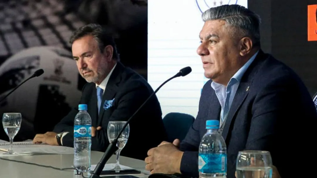 Guillermo Tofoni junto al presidente de la AFA, Claudio Chiqui Tapia.