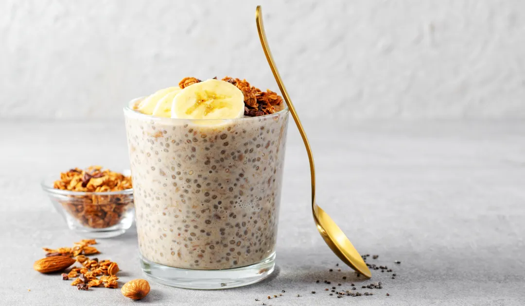 La banana en esta receta de chia pudding aporta dulzor natural sin necesidad de azúcar refinada.