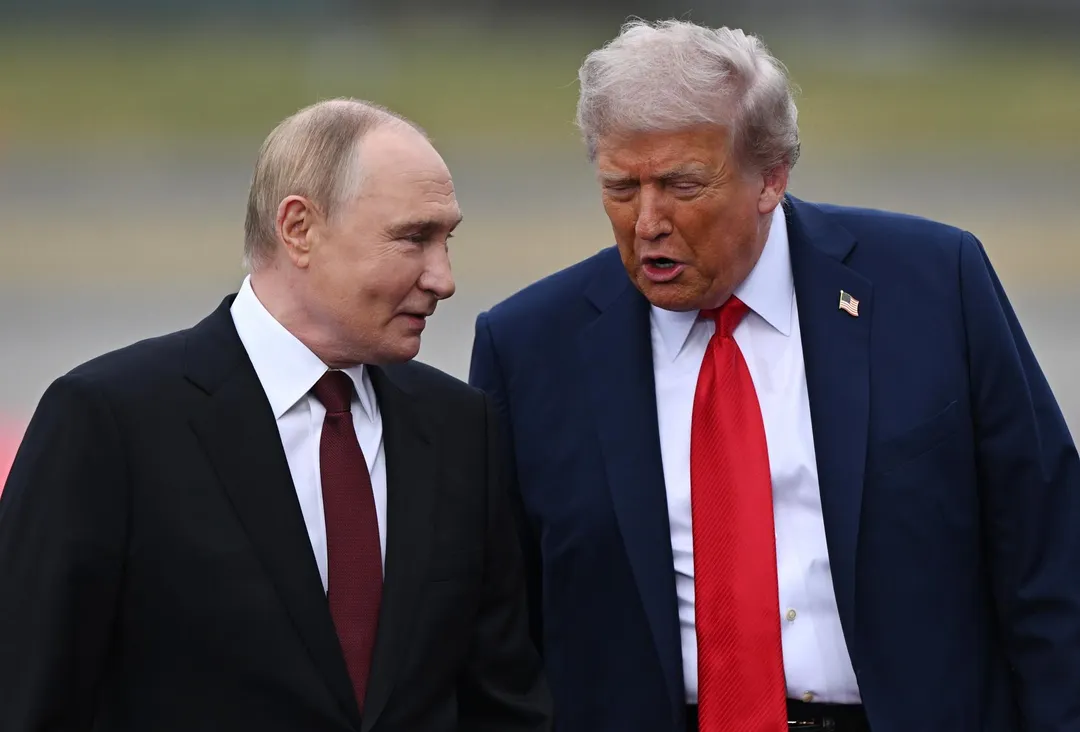 Donald Trump junto a Vladimir Putin en la cumbre en Alaska entre ambos mandatarios.
