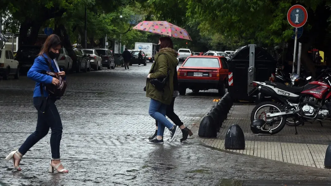Las intensas tormentas obligaron al rescate de turistas por la crecida.