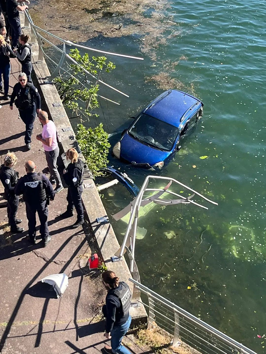 Tras el operativo de rescate, se realizó otro operativo para sacar del agua el coletivo y el vehículo.