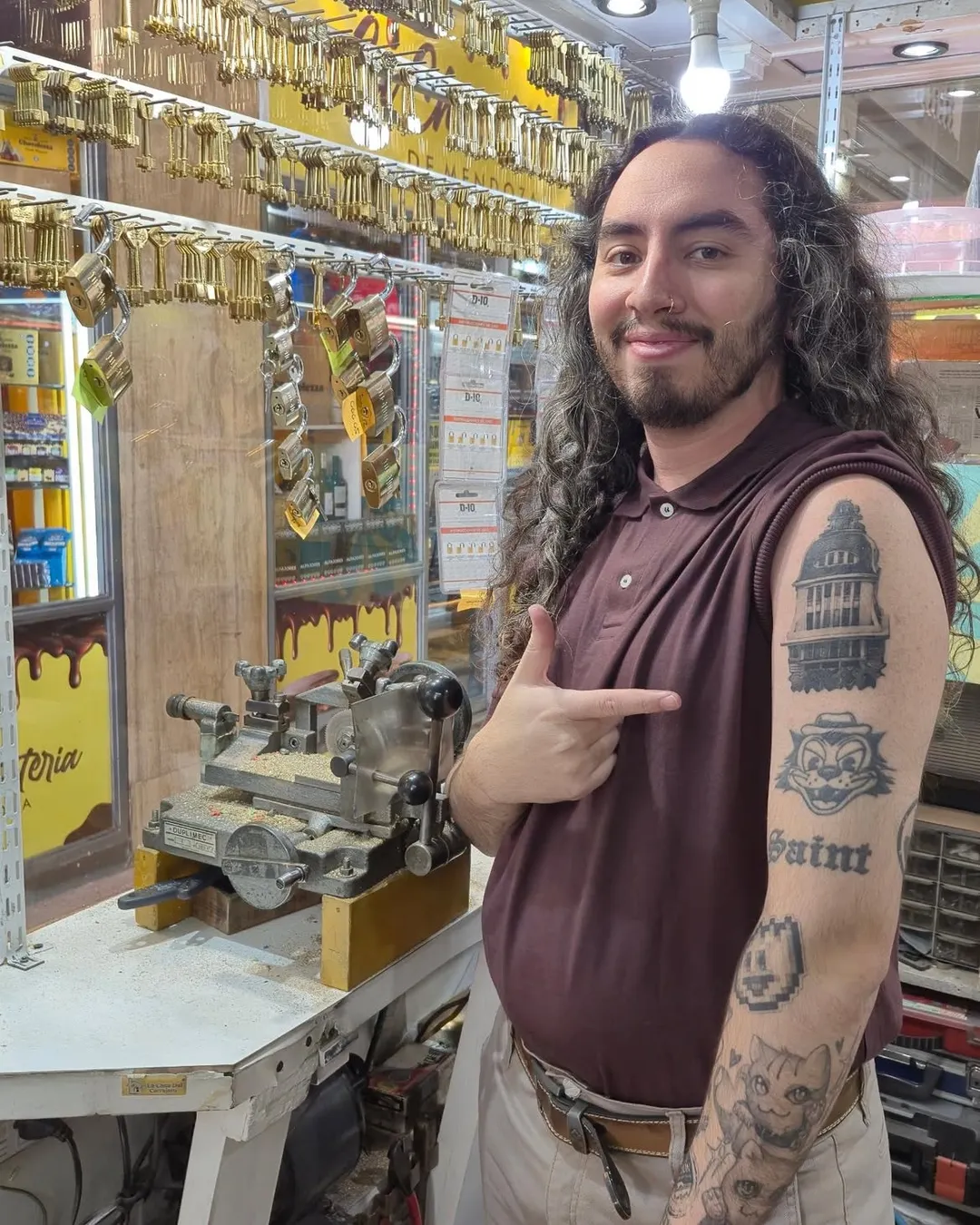 Iván en el mostrador de la Cerrajería El Paseo, el comercio con 66 años de trayectoria en la peatonal.