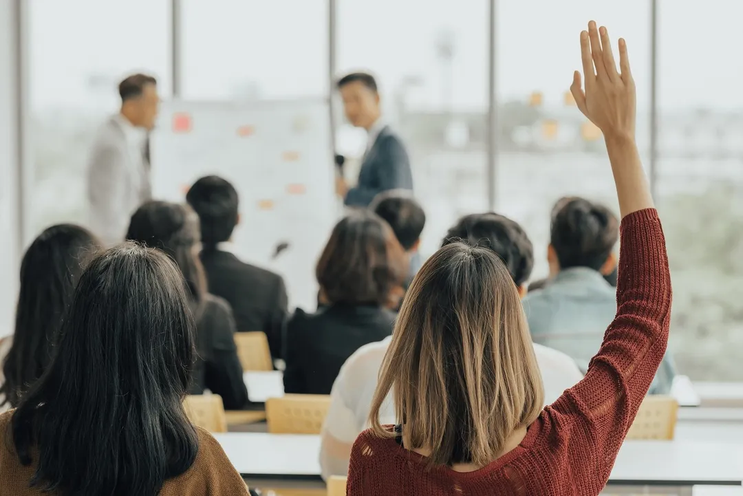 Capacitación a docentes en plataformas con IA.
