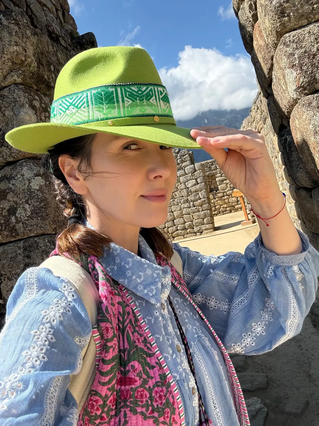 Natalia Oreiro y su look para recorrer Machu Picchu.