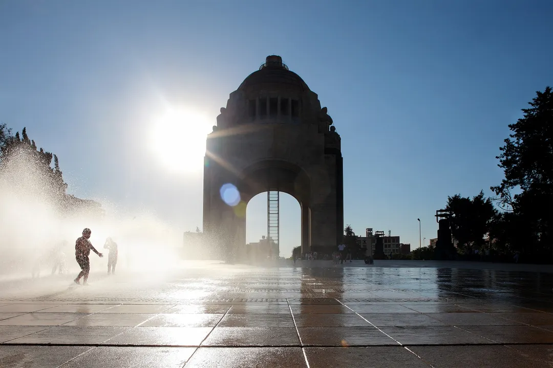 El clima en México mostrará viento y calor en el norte, mientras el sur tendrá lluvias aisladas.