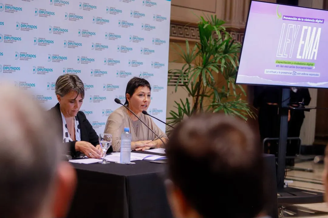 Mayra Mendoza, junto a la mama de Ema, Laura Zanchéz presentaron el proyecto de Ley Ema en la Legislatura bonaerense